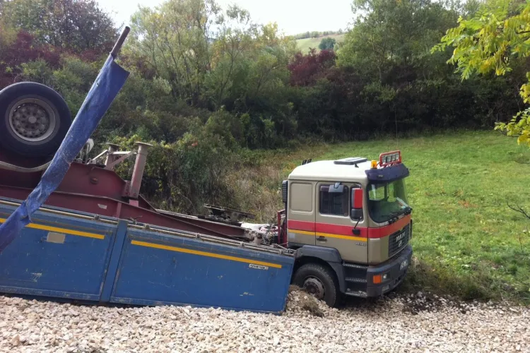 Basculantă răsturnată SPECTACULOS la Huedin - FOTO și VIDEO