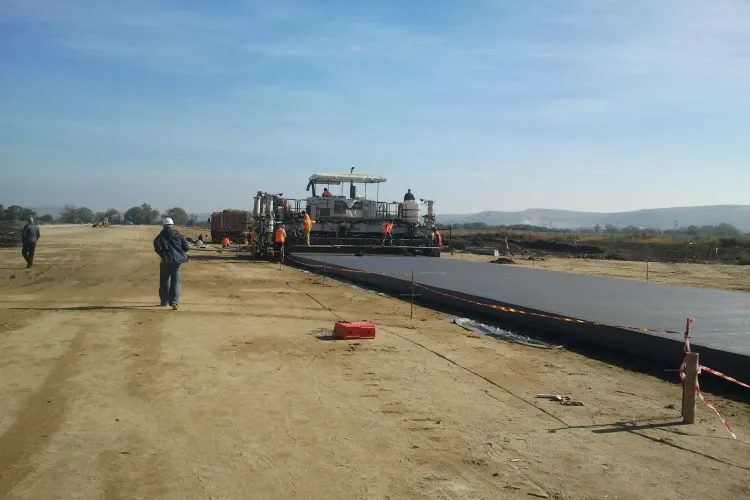 Noua pistă a Aeroportului are 41 de cm grosime. Betonul se toarnă cu un utilaj special - VIDEO