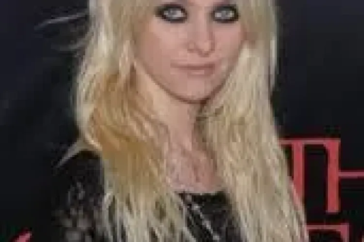 O actriță de 19 ani apare complet goală într-un videoclip VIDEO