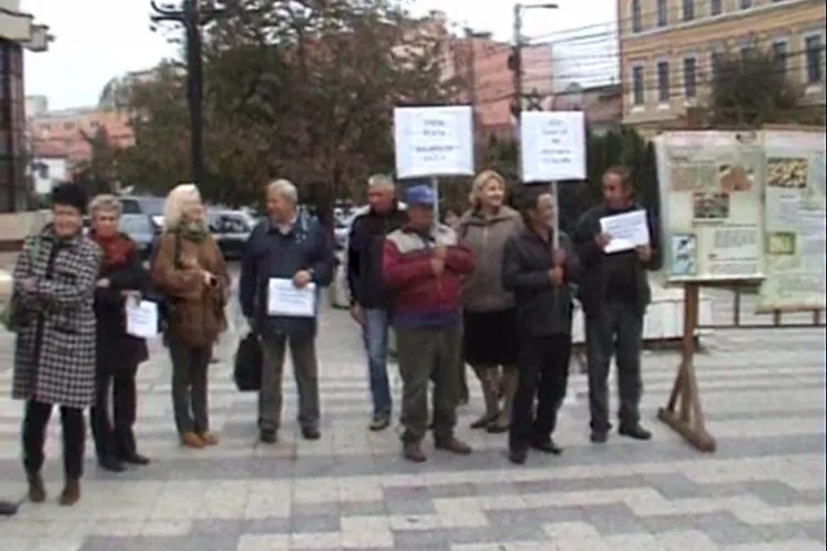 Protest în faţa Prefecturii Cluj. Angajaţii Palocsay nu şi-au primit salarile de un an VIDEO