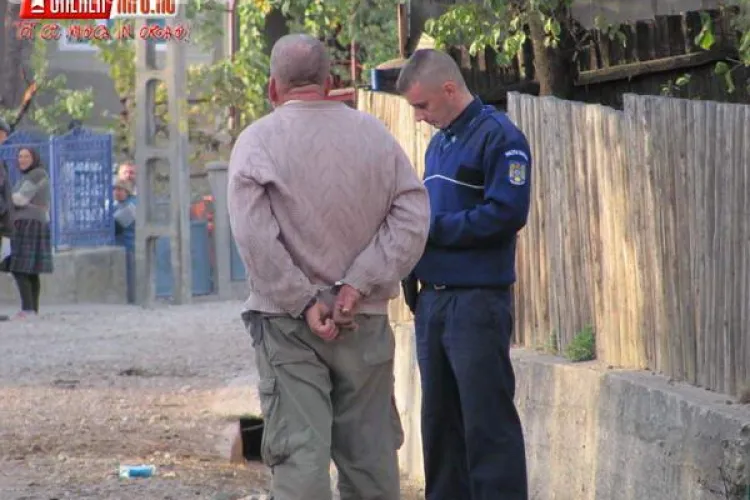 Gherla: Și-a incendiat casa și a înjunghiat un vecin de 72 de ani. Poliția a folosit spray -uri lacrimogene - VIDEO și FOTO