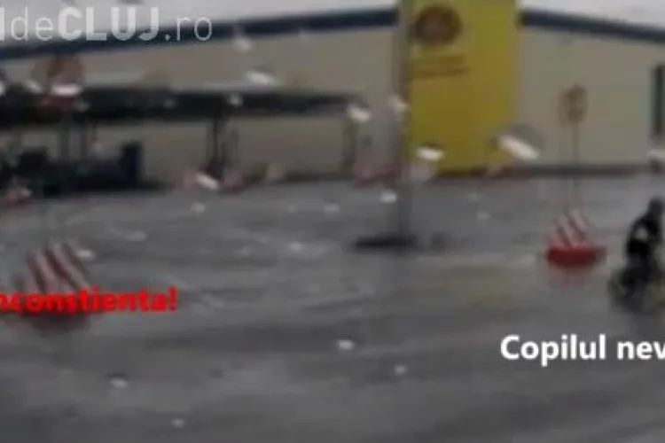 Părinți inconștienți și la Cluj. Ce face o mamă în parcarea Selgros și cum se putea produce un accident - VIDEO