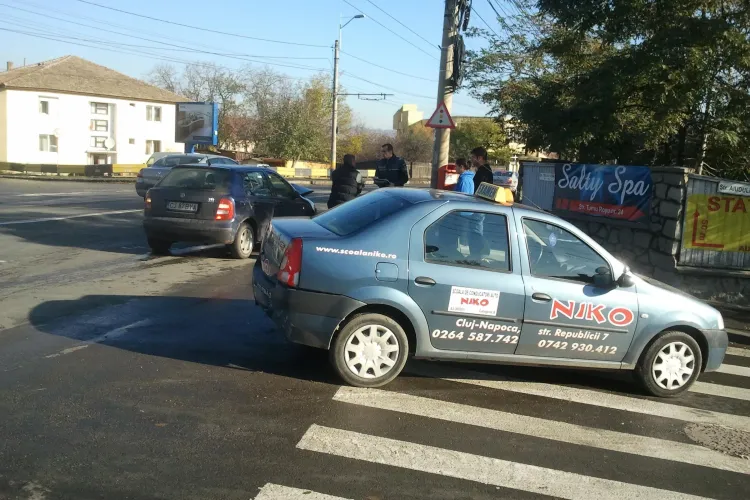 Accident pe Traian Vuia! O mașină de școală de șoferi a fost lovită în timpul examenului - VIDEO și FOTO