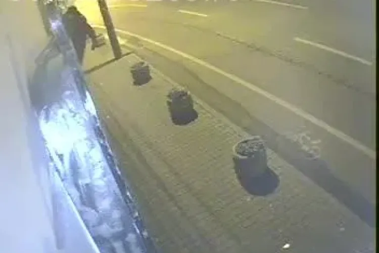 Un hoț a furat camerele de supraveghere ale unui bar din centrul Clujului. Patroana oferă recompensă pentru prinderea lui - VIDEO