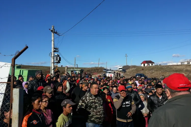 300 de țigani protestează la Pata Rât față de închiderea rampei - VIDEO