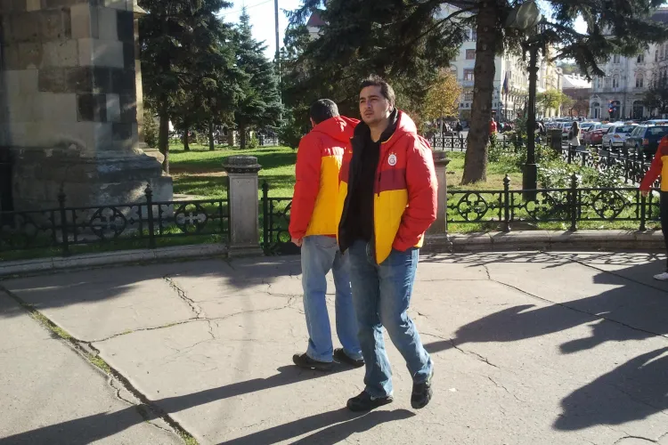 Suporterii Galata prin centrul Clujului. Obiectivele turistice erau închise - FOTO