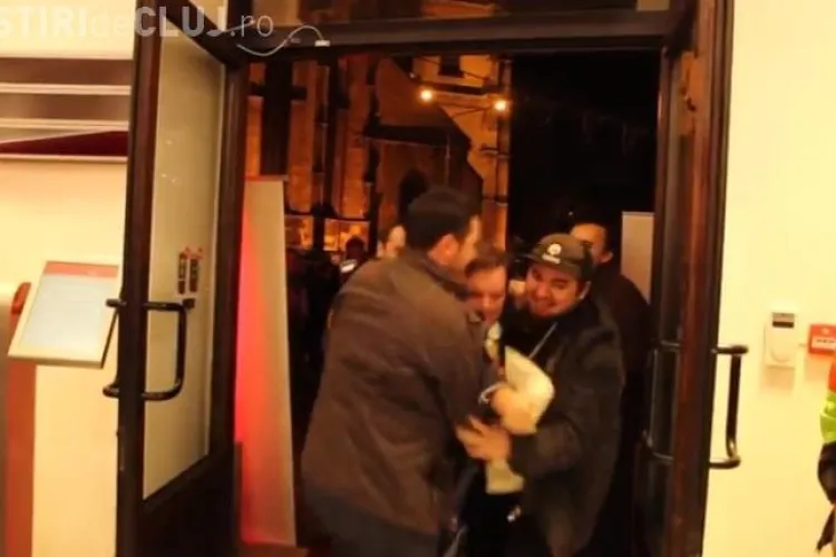 Bloggerii clujeni, actori într-o scenetă improvizată la lansarea iPhone 5. I-au parodiat pe ”fomiștii” care se înghesuie la orice inaugurare - VIDEO
