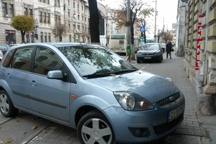 Parcare pe pista de biciclete de pe 21 Decembrie 1989 - FOTO