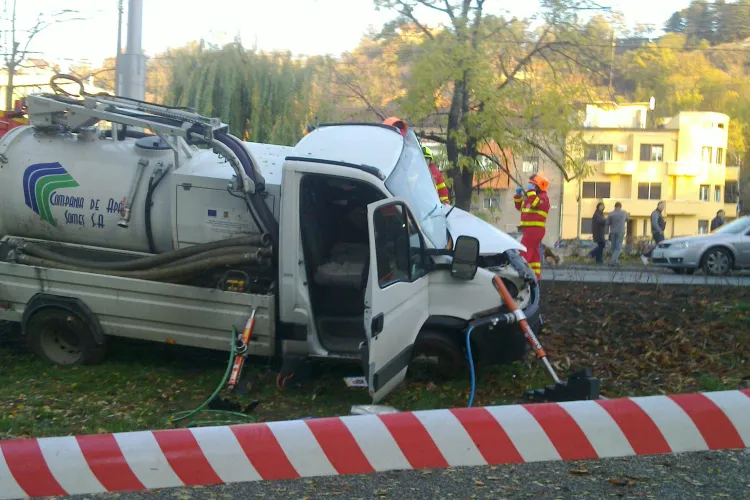 Accident pe Splaiul Independenței! O mașină a Companiei de Apă Cluj a ”deraiat” în Parcul Central - VIDEO și FOTO