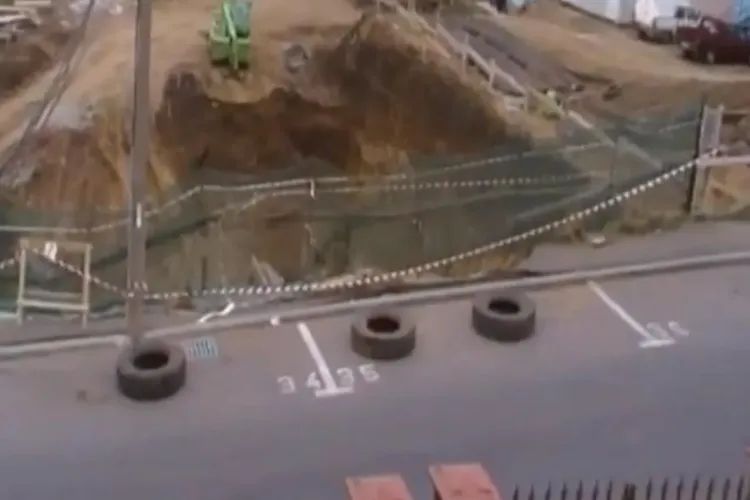 Fundația unui bloc de 13 etaje, de pe strada Alverna, pune în pericol siguranța clujenilor - VIDEO