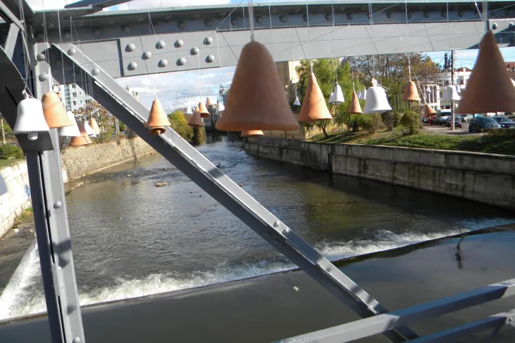 Orașul Vizibil 2012. 500 de clopoței au fost legați pe podul Elisabeta -  FOTO