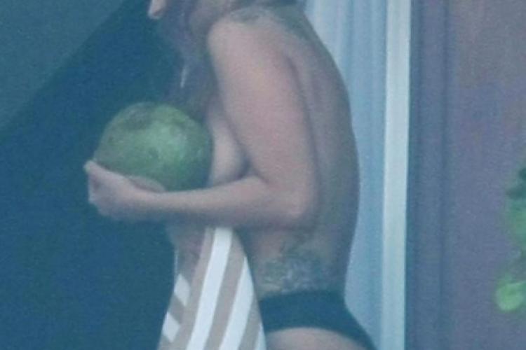 Lady Gaga a apărut topless la balcon - FOTO