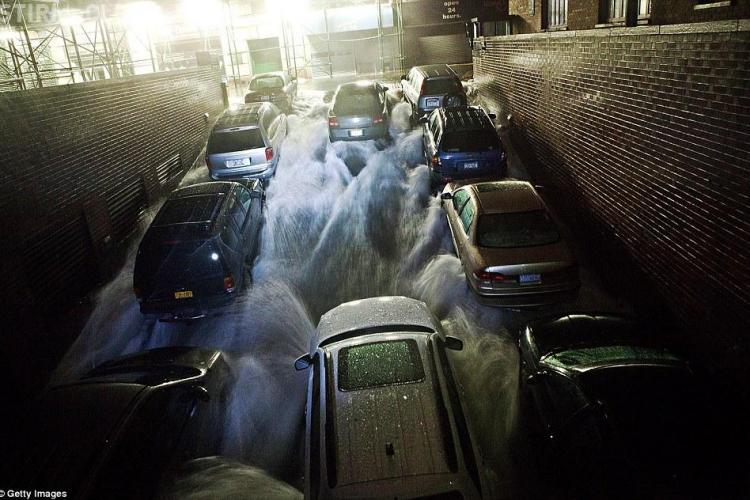 URAGANUL Sandy! Imagini dramatice din New York. 13 oameni au murit FOTO