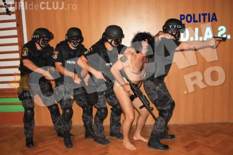 Șeful DIAS, în chiloți, cu perucă și arma în mână - FOTO SENZAȚIONAL