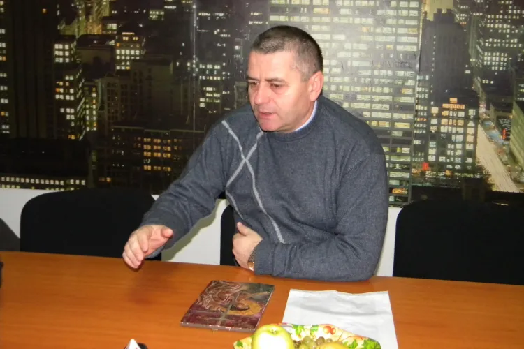 Mircia Giurgiu intra în greva foamei în fața Prefecturii Cluj