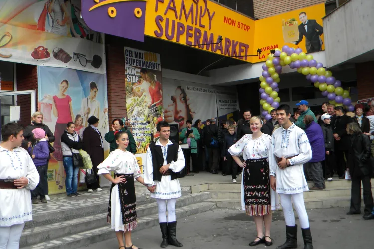 Spectacol și promoții la deschiderea FAMILY SUPERMARKET în Piața Mihai Viteazu FOTO-VIDEO(P)