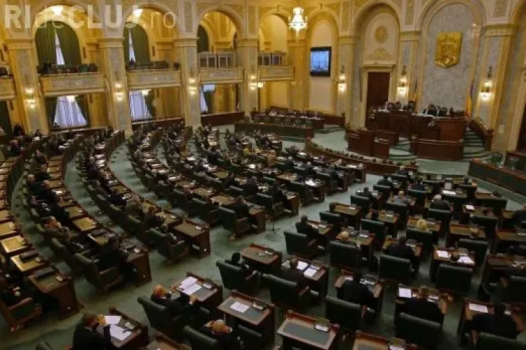 Senatorii şi-au luat vacanță şi vor lucra în teritoriu între 1 şi 19 noiembrie