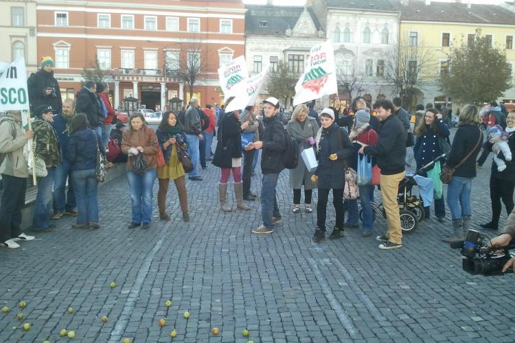 Protest anti Roșia Montană la Cluj! Suporterii Galatasaray au aruncat și ei cu gogonele în afișul cu ministrul Culturii - VIDEO și FOTO