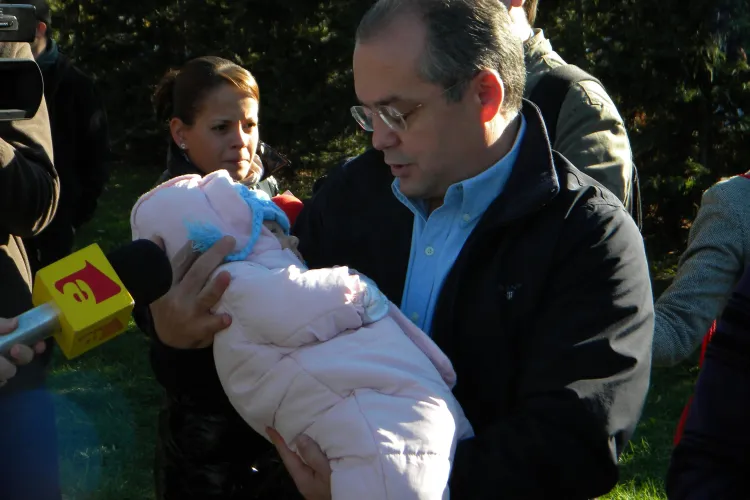 Emil Boc și-a amintit cum era în postura de proaspăt tătic. VEZI IMAGINI de COLECȚIE - FOTO și VIDEO