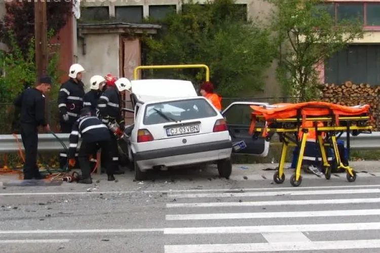 Accident la intrare pe centura orașului Gherla! Două mașini s-au făcut praf - FOTO