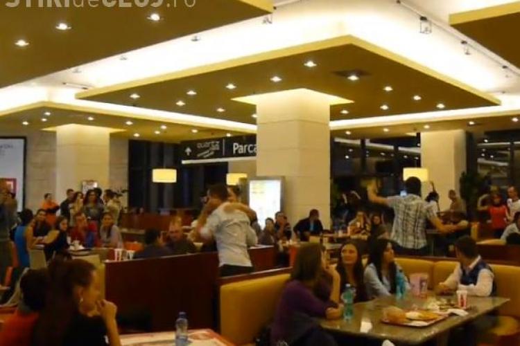 Luau masa la Iulius Mall, când food-court -ul a devenit un ring de dans - VIDEO