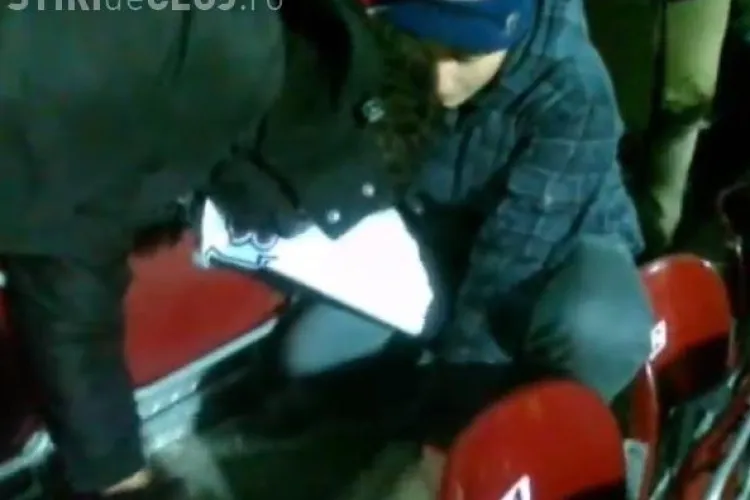 Pe stadionul din Gruia nu se consumă semințe! CUM au fost pedepsiți doi tineri care au încălcat regula - VIDEO  
