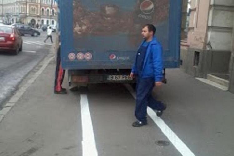 Trotuarul de pe strada Horea, blocat de camioanele care fac aprovizionarea - FOTO