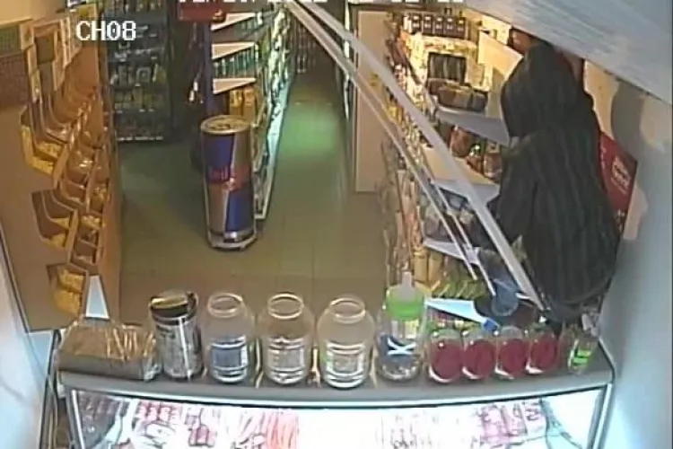 Hoți care furau dintr-un magazin din Dej, prinși cu ajutorul camerelor de supraveghere - VIDEO