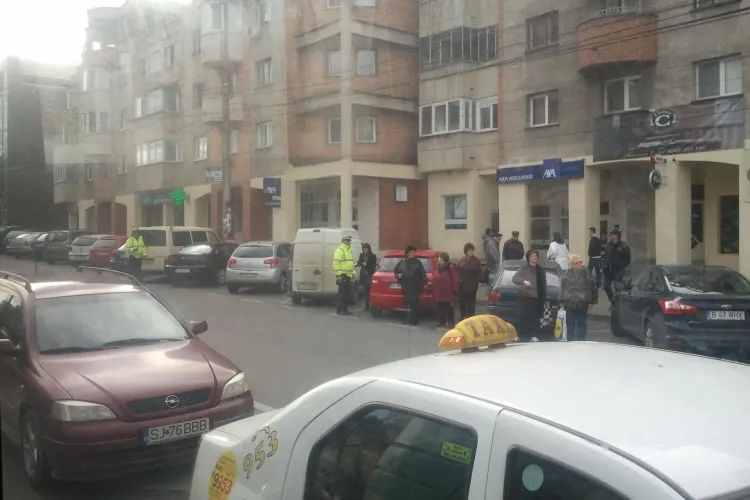 Poliția locală, razie la mașini în Piața Cipariu. Două mașini au fost ridicate - FOTO