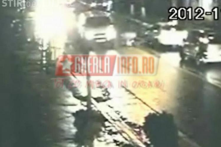 Accident în Gherla! Pieton lovit pe trecere - Imagini camera supraveghere - VIDEO