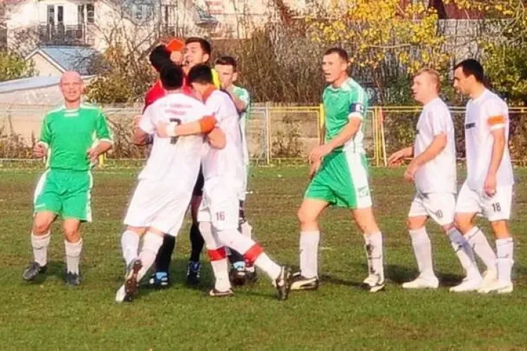 Bătaie la meciul Atletic Olimpia Gherla - Someșul 2010 Apahida. Jucătorii și-au împărțit pumni - VIDEO