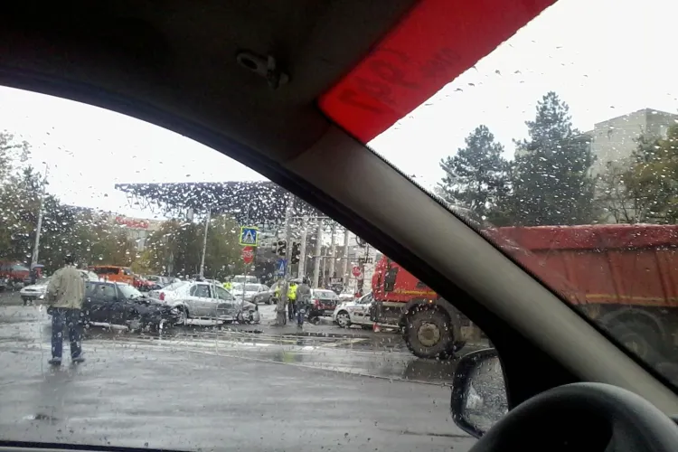 Accident lângă Iulius Mall, pe strada Teodor Mihali - FOTO