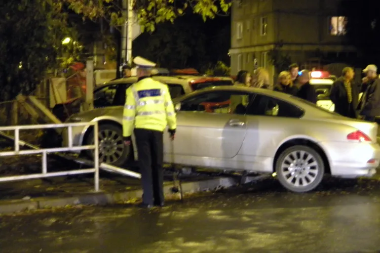 Accident pe strada Albini! Un taximetru și un BMW de lux au demolat gardul unei grădinițe - VIDEO