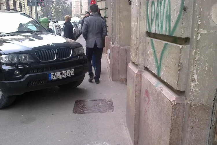 Și-a parcat ”tancul” BMW pe trotuarul de pe Iuliu Maniu - FOTO