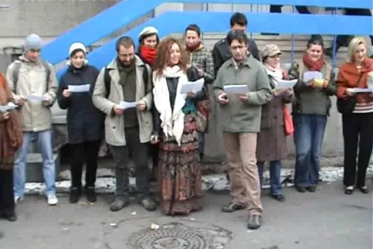 Tinerii Mânioşi din Cluj au cântat despre abuzurile poliţiei în faţă la IPJ Cluj. Poliţiştii au fost la un pas  să-i ia pe sus - VIDEO