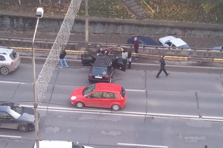 Accident pe Calea Florești! Două mașini au intrat în parapeții podului din Mănăștur - FOTO