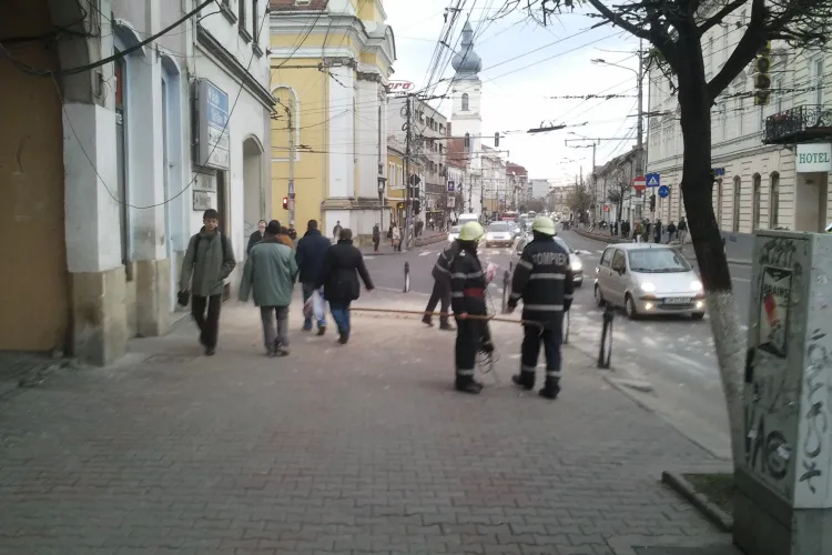 O bucată de tencuială a căzut de pe o clădire din Piaţa Unirii. Din fericire, nimeni nu a fost rănit - FOTO