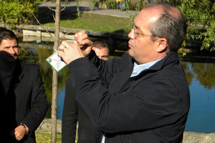 ”Un bebe, un arbore”, proiect lansat de Boc la Cluj. Primarul a plantat arţari canadieni alături de părinți - VIDEO și FOTO