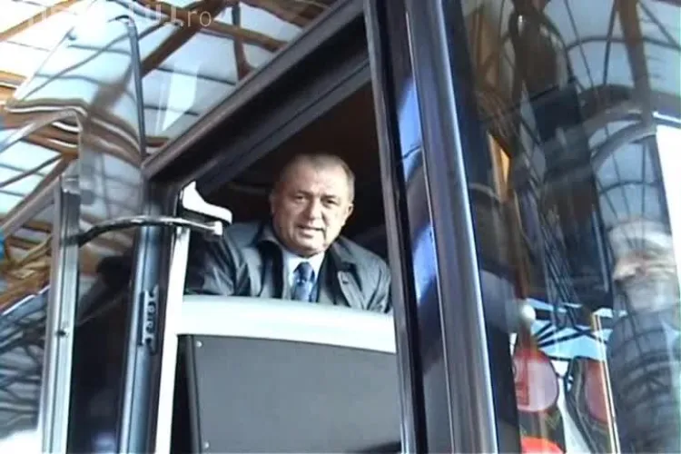 Galatasaray a ajuns la CLUJ: Fatih Terim a fost sufocat de suporteri la aeroport - VIDEO