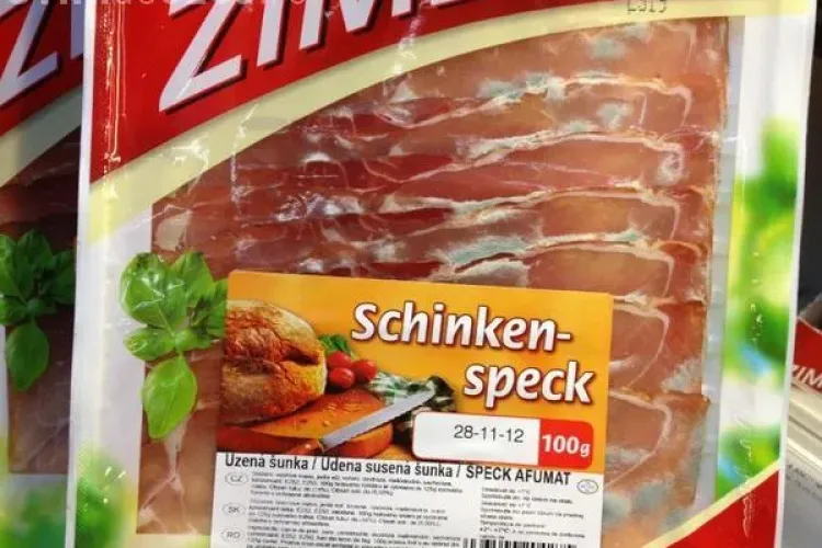 Șuncă mucegăită la Carrefour Cluj - FOTO