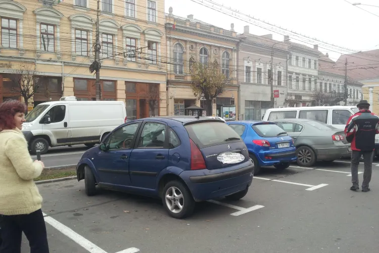 A plătit un loc de parcare în Piața Unirii și a ocupat două - FOTO