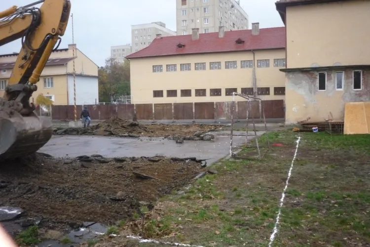 Casa Corpului Didactic Cluj își ridică un GIGA sediu de birouri pe terenul de sport al unei foste școli din Gheorgheni - FOTO 