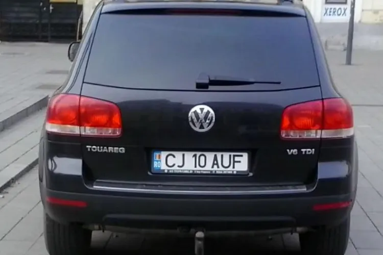 Mașina lui Horea Uioreanu, parcată chiar pe pietonala de pe Eroilor lângă statuia Memorandiștilor - FOTO