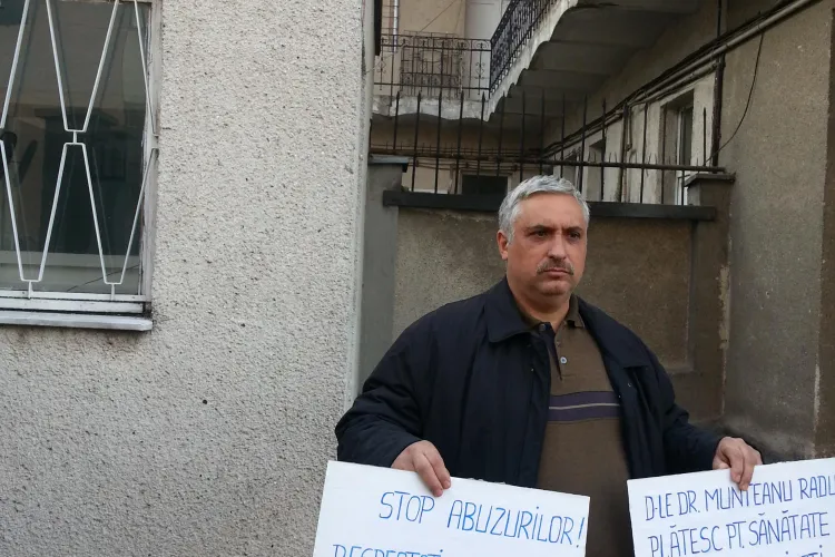 Un polițist clujean protestează în fața IPJ Cluj, față de abuzurile unui medic - FOTO