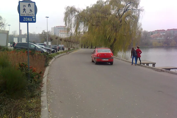 Sensul unic din zona Iulius Mall - lacul Gheorgheni criticat! Soluția ar fi interzicerea traficului - FOTO