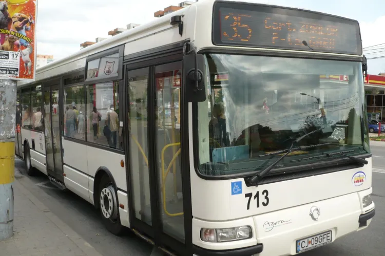 Două bătrâne rănite într-un autobuz RATUC, în Piața Gării