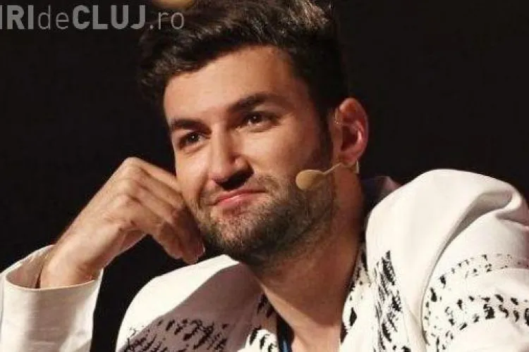 VOCEA ROMÂNIEI. Smiley îmbrăţişat de o blondă cu ochi albaştri