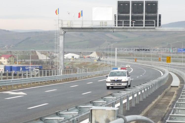 Autostrada Transilvania devine un pericol pentru șoferi! A intrat cu mașina într-un cauciuc de pe drum