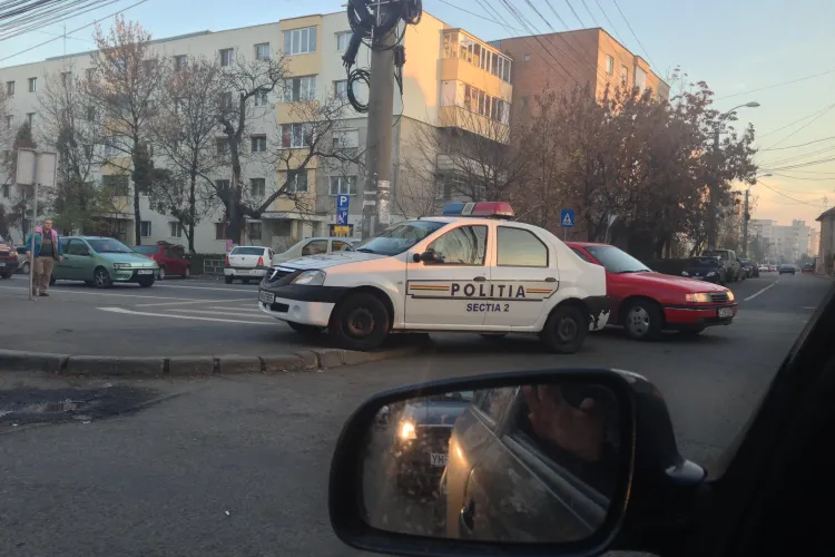 Așa parchează POLIȚIA la CLUJ. Jumătate pe trotuar - FOTO