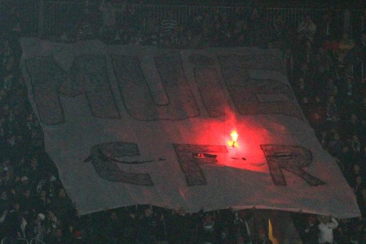 Banner al suporterilor U Cluj: ”M..e CFR!”. Ana Maria Feher, iubita lui Paszkany, făcută ”curvă” - FOTO  